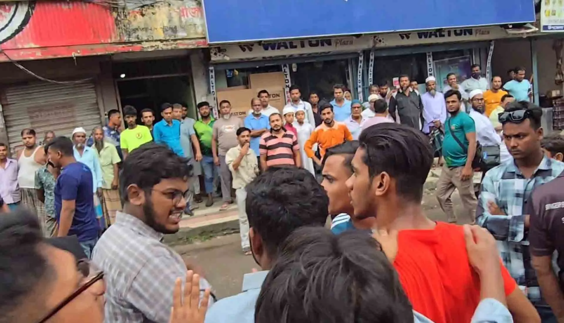 বাউফলে বৈষম্যবিরোধী ছাত্র আন্দোলনের দু'গ্রুপে হাতাহাতি